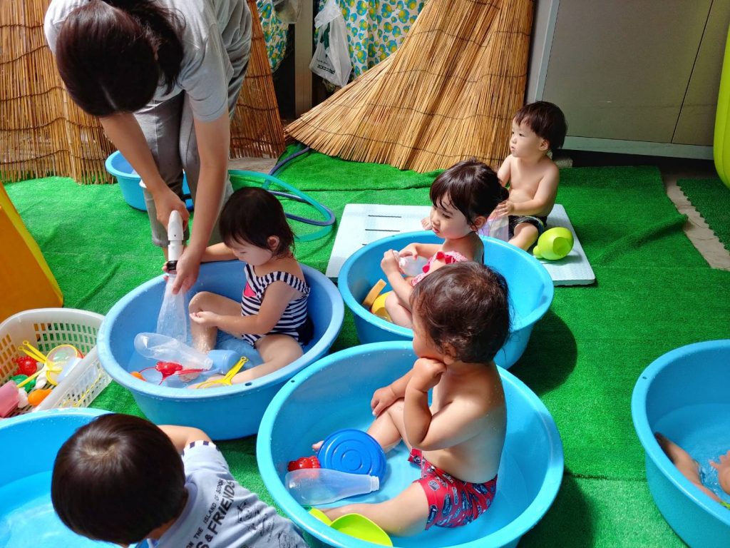 りす組水あそび バンビ保育園 東京都足立区保育園